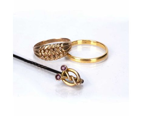 22ct gold band size R, 2g approx overall, a 9ct gold ring, size M/N, 1g, and a 9ct gold tie pin (3)At present, there is no co