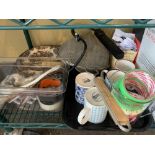 Lot d'items sur tablette du bas ex: ustensiles, bacs +++