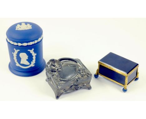 A CONTINENTAL GILT BRASS AND BLUE STAINED ONYX MINIATURE CASKET, A FRENCH ART NOUVEAU PEWTER TRINKET BOX AND A WEDGWOOD SOLID