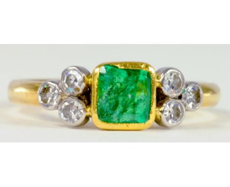 AN EMERALD AND DIAMOND RING IN GOLD, MARKED 18CT PLAT, 2.7G