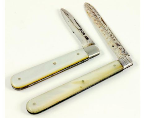 A VICTORIAN SILVER FRUIT KNIFE WITH MOTHER OF PEARL SCALES, BIRMINGHAM 1889 AND ANOTHER, SMALLER, SHEFFIELD 1924