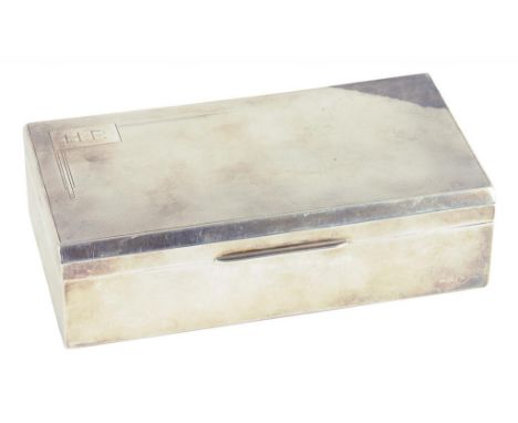 AN ART DECO SILVER CIGARETTE BOX, THE LID ENGINE TURNED, CEDAR LINED, SHEFFIELD 1934