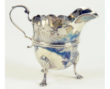 A VICTORIAN SILVER CREAM JUG OF HELMET SHAPE, SHEFFIELD 1900, 3OZS 10DWTS