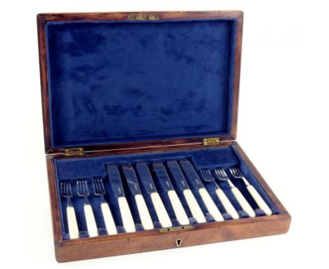 A SET OF SIX GEORGE V SILVER FISH KNIVES AND FORKS, BONE HAFTED, SHEFFIELD 1923, CASED