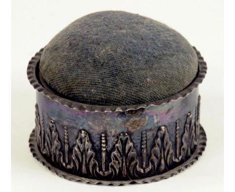 A VICTORIAN SILVER AND BLUE VELVET COVERED TRINKET BOX WITH PIN CUSHION LID, CHESTER 1898, 2OZS 10DWTS
