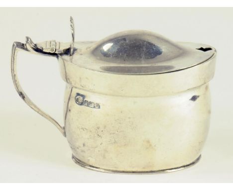 A GEORGE V SILVER OVAL MUSTARD POT, SHEFFIELD 1913, 4OZS 10DWTS
