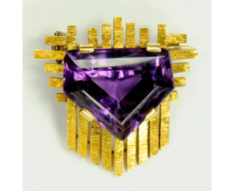 A STEP CUT PENTAGONAL AMETHYST BROOCH IN GOLD, 14.9G GROSS