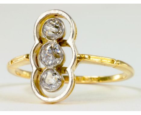 A DIAMOND THREE STONE RING IN GOLD, MARKED 18K, 1.8G