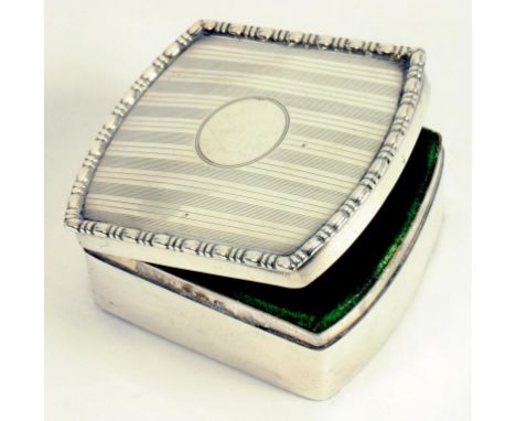 A GEORGE V SILVER TRINKET BOX, THE LID ENGINE TURNED, BIRMINGHAM 1920