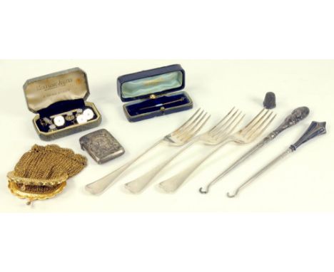 A SET OF THREE GEORGE V SILVER DESSERT FORKS, OLD ENGLISH PATTERN, SHEFFIELD 1935, TWO SILVER HANDLED BUTTON HOOKS, A VESTA C