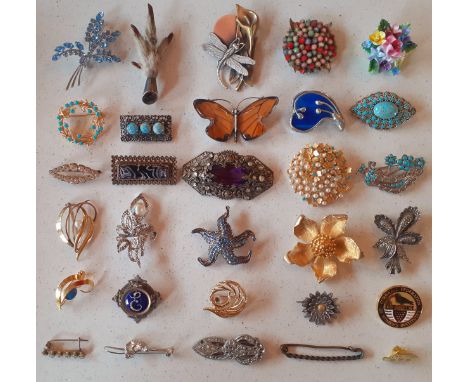 A collection of vintage brooches (3 without rear pins) to include a gold tone and turquoise wreath brooch, 1980's American K&