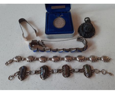 A quantity of vintage costume jewellery to include a limited edition Elizabeth R silver pendant on chain in original box, a s