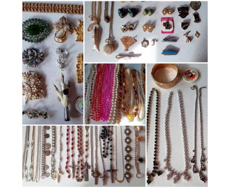 A quantity of vintage costume jewellery to include paste brooches, bead necklaces, mid 20th Century clip-on earrings, an Auro