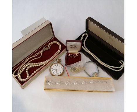 A collection of vintage jewellery to include a strand of graduated, cultured pearls with a "9ct" stamped barrel clasp and mat
