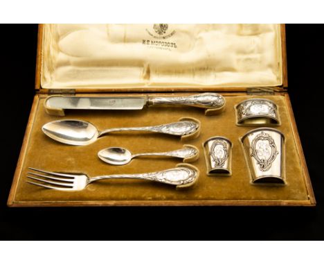 A Russian (St Petersburg) silver second Kokoshik period (1908-1929) presentation / bachelor / travelling set including table 