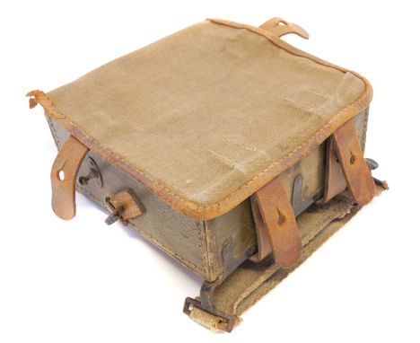 German Maxim machine gun waist pouch Rare German WWI waist pouch for a Maxim MG 08/15 machine gun ammunition belt, indistinct
