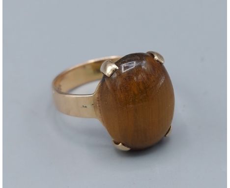 A 14ct gold ring set single cabochon Tigers Eye, claw set, 3.6gms, ring size M 