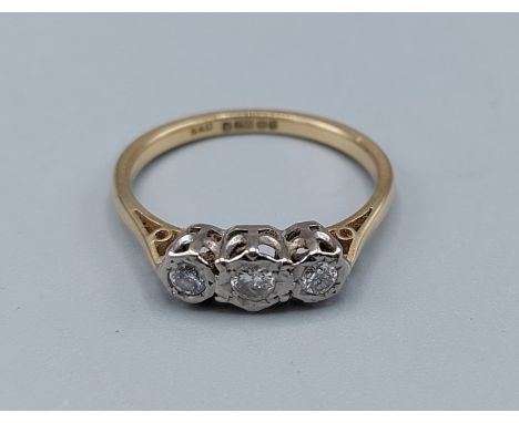 An 18ct gold three stone diamond ring, the three diamonds within a pierced setting, 2.7gms, ring size O 