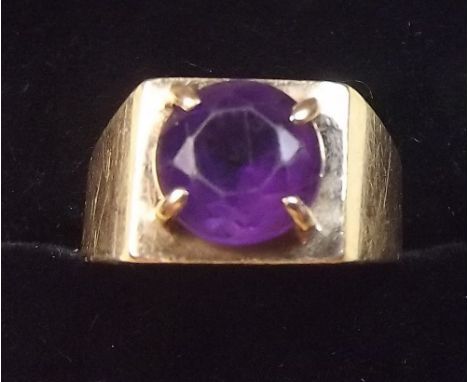 A 9 carat gold ring set amethyst, size K