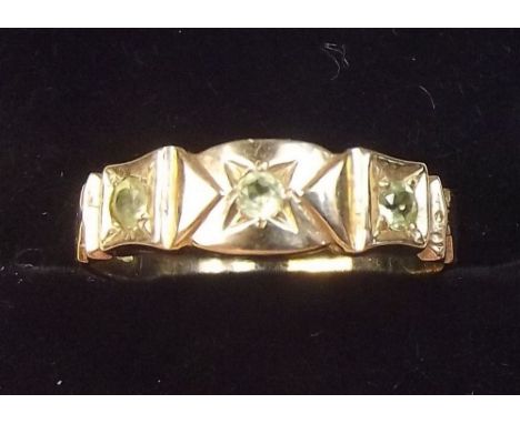 A Victorian 9ct and peridot set ring - Size P