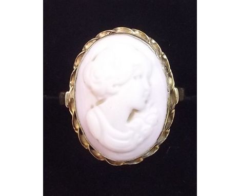 An 18 carat gold ring with cameo of a girl - size Q