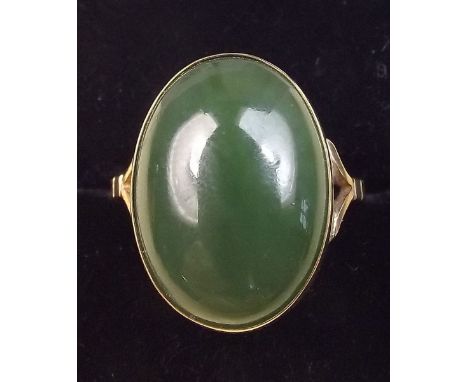 A 9ct gold ring set Nephrite jade - Size N 1/2