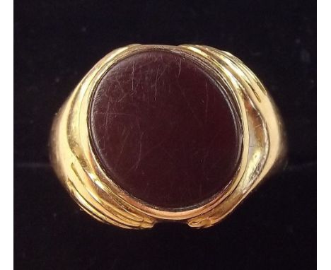 A 15 carat gold signet ring set cornelian mounted between two hands, 7g - size M