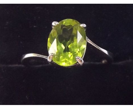 A silver ring set peridot - size O 1/2