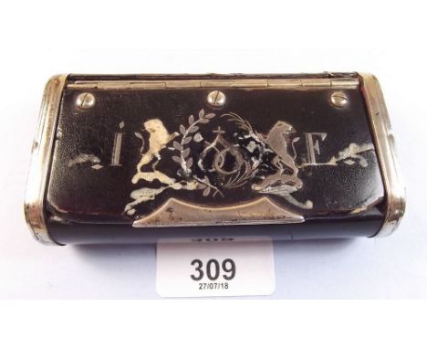 An early 18th century lacquer snuff box with white metal mounted crest - 10.2 x 5cm
