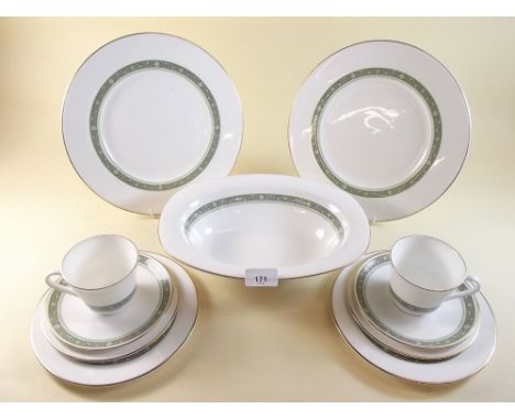 A Royal Doulton Rondelay dinner service comprising: eleven 10" dinner plates (one a/f), six 8" side plates (one a/f), ten 6" 