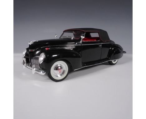 This 1:18 scale diecast model of the 1939 Lincoln Zephyr Convertible showcases the elegance and streamlined design of this cl