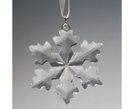 This Swarovski Crystal Snowflake Ornament figurine is a stunning holiday collectible, crafted with precision-cut clear crysta