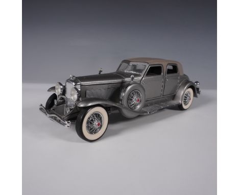 A finely crafted 1:24 scale diecast model of the iconic 1933 Duesenberg SJ Twenty Grand by Franklin Mint. This highly detaile