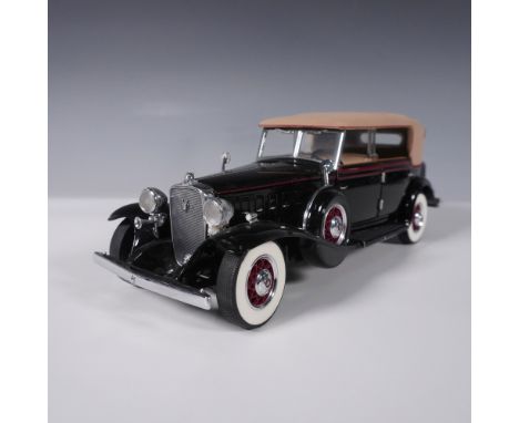 This highly detailed 1:18 scale diecast model by Franklin Mint replicates the elegant 1933 Cadillac V16 All-Weather Phaeton. 
