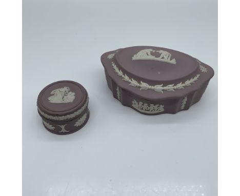 This lot consists of two pieces of Wedgwood jasperware. The first is a round lidded trinket box, featuring delicate white rel
