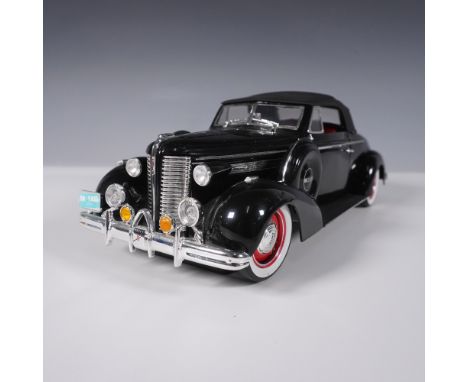 This 1:18 scale diecast model by Signature Models replicates the 1938 Buick Y-Job, often considered the first-ever concept ca