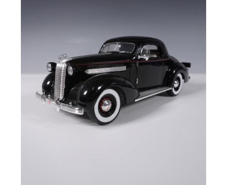 A meticulously crafted 1:18 scale diecast model of the 1936 Pontiac Deluxe Coupe by Signature Models. This highly detailed re