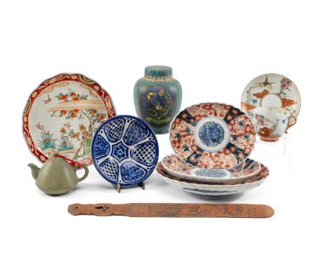 ASSORTED JAPANESE CERAMICS, including graduated set of three oval kikugata dishes, Kutani teacup and saucer, small teadust gl