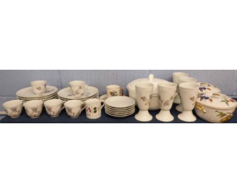 Quantity of china wares including two bowls by Royal Worcester with fruit pattern, together with a group of cups and saucers 