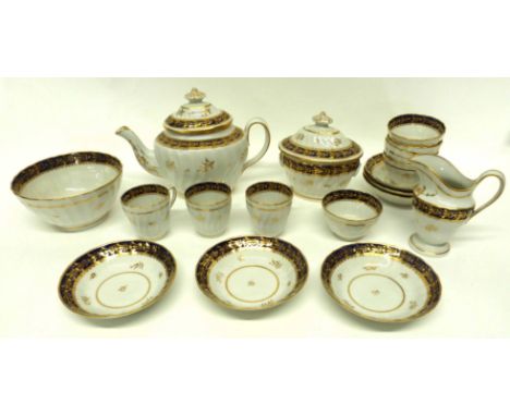 Quantity of late 18th century Worcester or Coalport porcelain tea wares, pattern number N243, comprising tea pot with sucrier