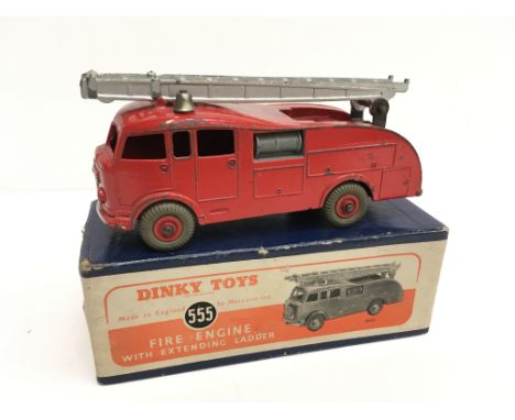 Dinky Toys 555 Fire Engine with Extending Ladder. G+ in VG dark blue box with paper label. 