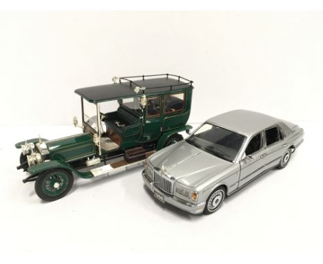 Two Franklin Mint 1/24 scale Rolls Royce cars: 1907 Rolls Royce Silver Ghost (VG/E, one small chrome part unattached, with ce