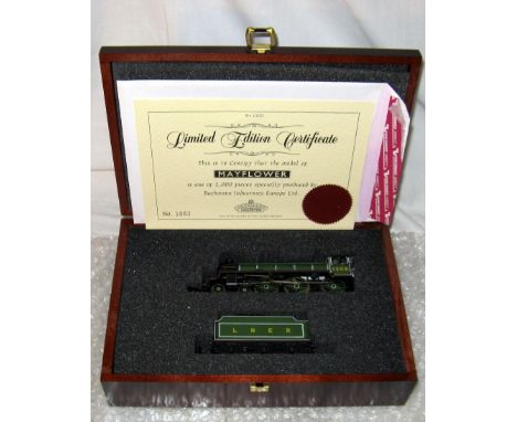 BACHMANN 31-705 LNER Green ClassB1 4-6-0 'Mayflower'. Mint in a Wooden Presentation Box with Instructions, 9ct Gold Nameplate