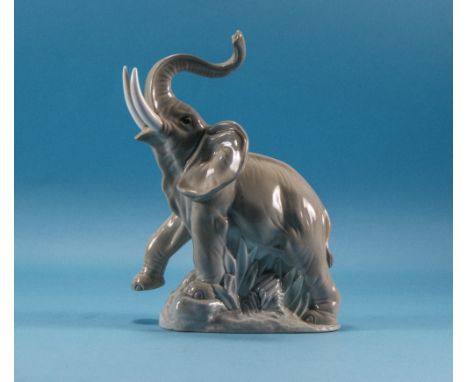 Nao by Lladro Animal Figure of an Elephant. 8 Inches High. Excellent Condition. 