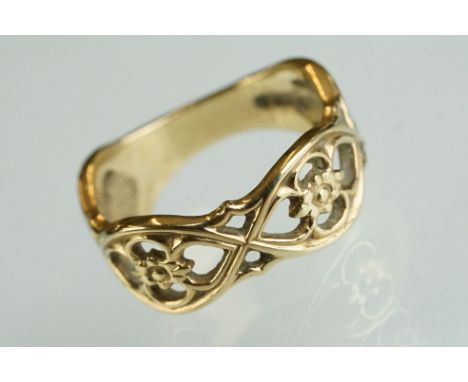 9ct yellow gold ring, openwork design, width approx 6mm at the widest point, ring size K½ 