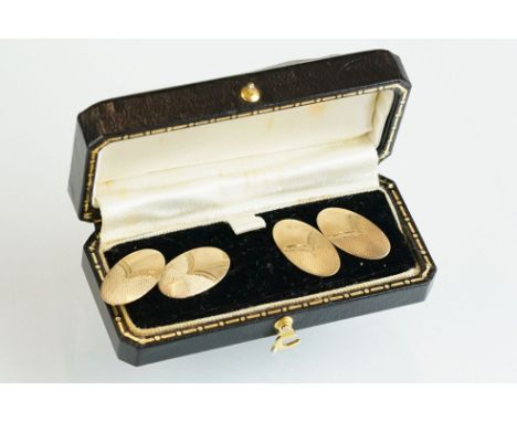 Pair of 9ct yellow gold chain link cufflinks, oval engine-turned panels 