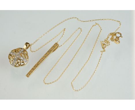 Diamond 9ct yellow gold pendant necklace, thirteen small round eight cut diamonds, pavé set, length approx 28mm, trace link c