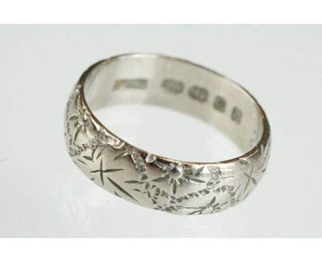 18ct white gold wedding band, engraved flower head and foliate decoration, width approx 6mm, ring size N½-O 