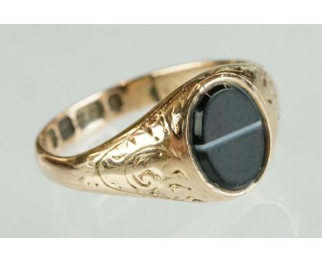 Victorian banded agate 9ct gold signet ring, the oval plain polished banded agate measuring approx 8.5mm x 6mm, rubover set, 