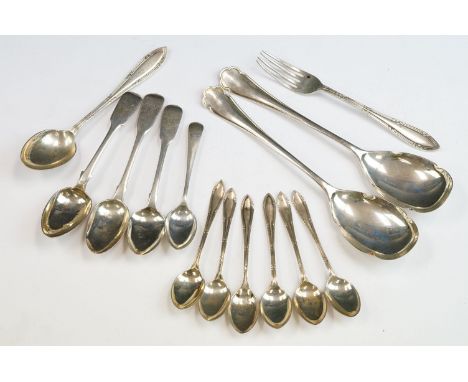 Small collection of silver flatware to include a pair of late Victorian serving spoons with crimped bowls, Sheffield 1896 (ap